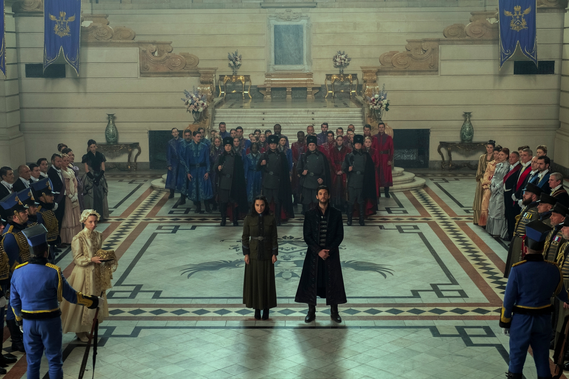 SHADOW AND BONE (L to R) JESSIE MEI LI as ALINA STARKOV and BEN BARNES as THE DARKLING / GENERAL KIRIGAN in SHADOW AND BONE Cr. DAVID APPLEBY/NETFLIX © 2021