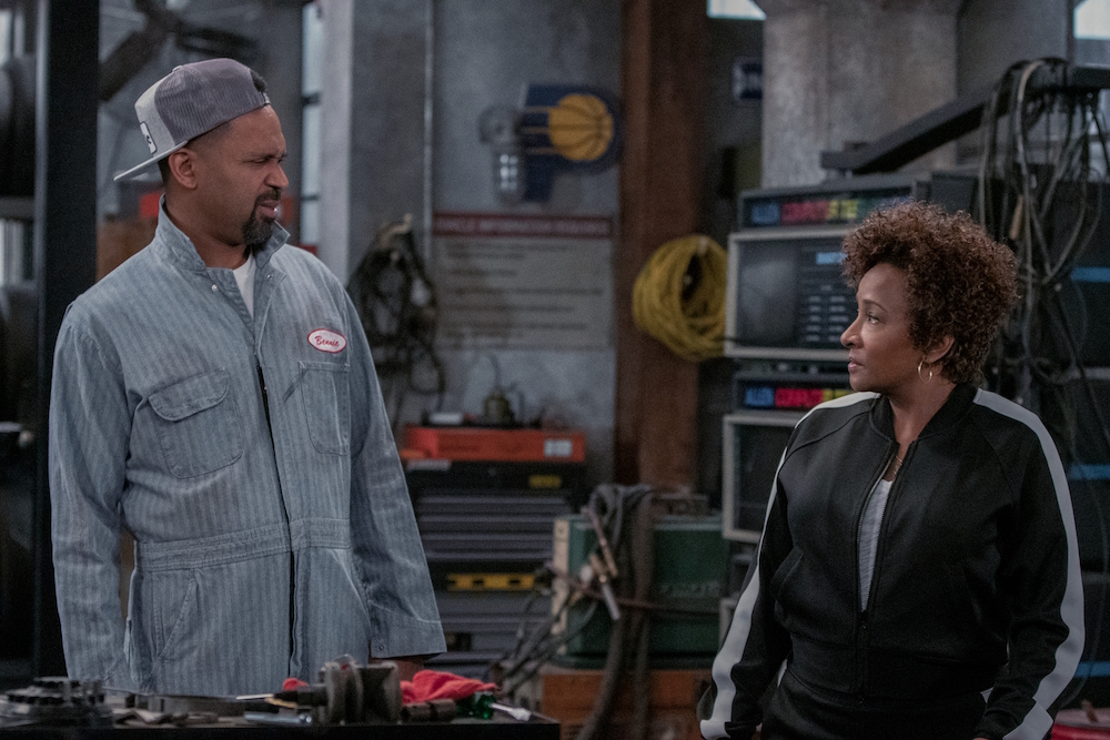 THE UPSHAWS (L to R) MIKE EPPS as BENNIE and WANDA SYKES as LUCRETIA in episode 102 of THE UPSHAWS Cr. LARA SOLANKI/NETFLIX © 2021