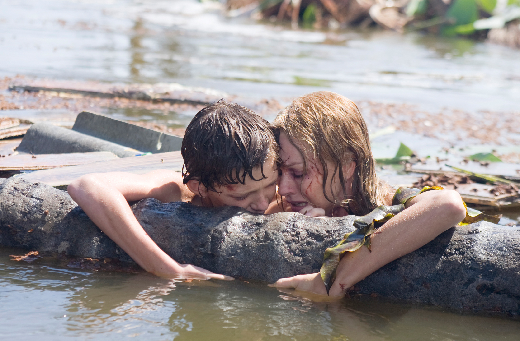 Tom Holland, Naomi Watts in The Impossible