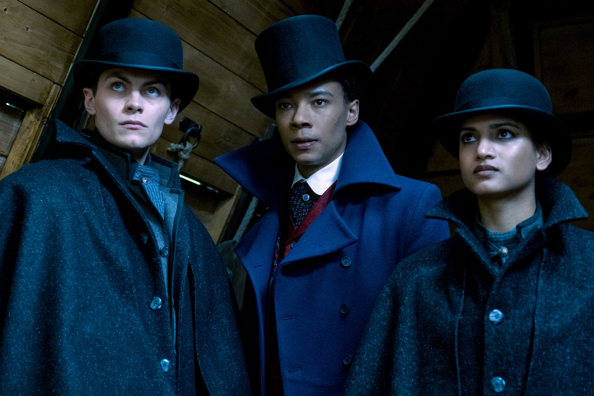 SHADOW & BONE (L to R) FREDDY CARTER as KAZ BREKKER, KIT YOUNG as JESPER FAHEY and AMITA SUMAN as INEJ GHAFA in of SHADOW & BONE Cr. David Appleby/Netflix © 2021