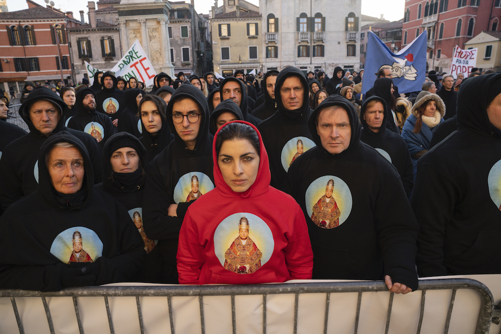 The-New-Pope-HBO-Lenny-fans.jpg