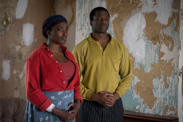 His House: Wunmi Mosaku as Rial Majur, Ṣọpẹ Dìrísù as Bol Majur. Cr. Aidan Monaghan/NETFLIX © 2020