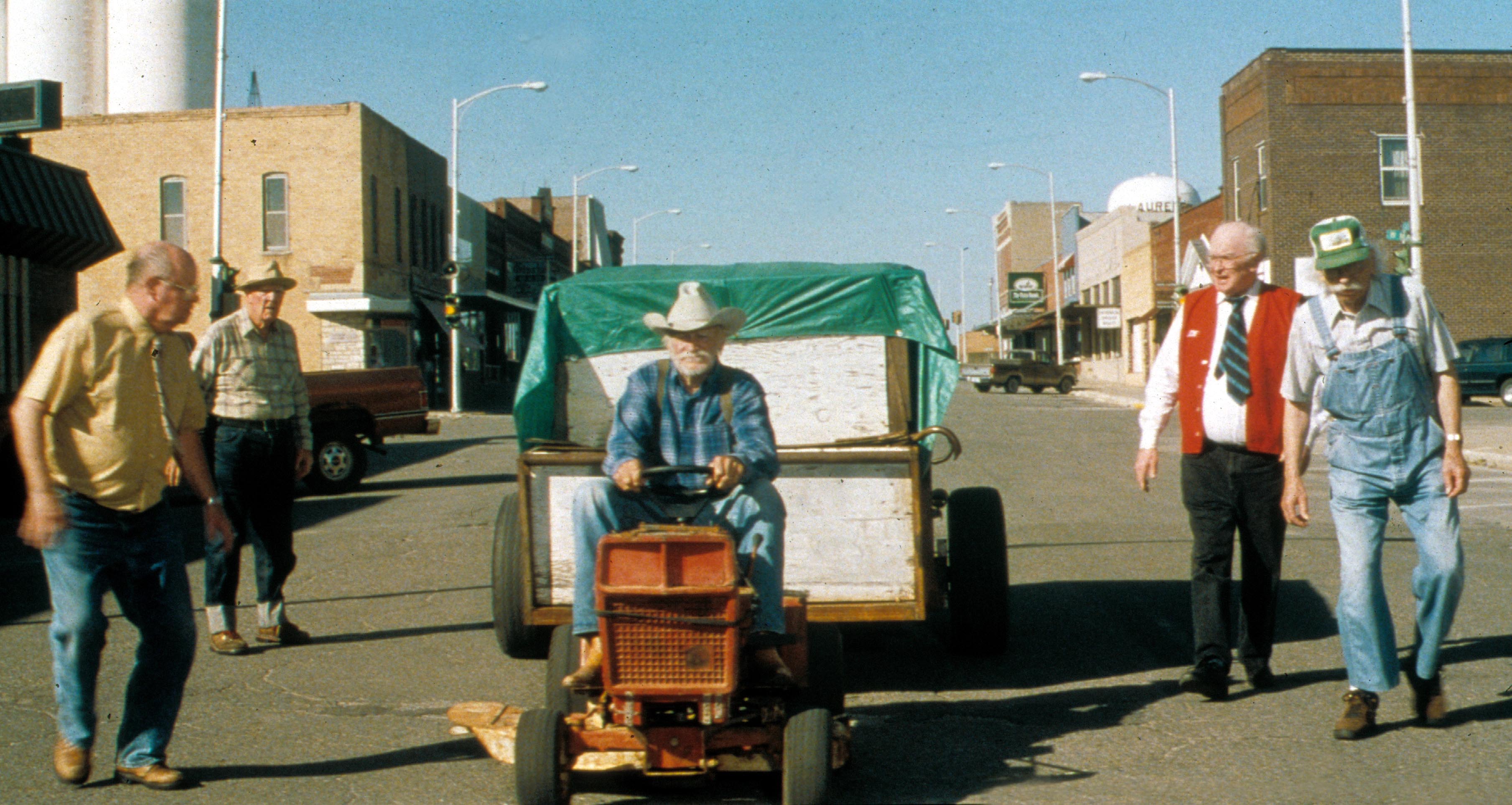Editorial use only. No book cover usage.Mandatory Credit: Photo by Moviestore/Shutterstock (1654857a) The Straight Story, Richard Farnsworth Film and Television