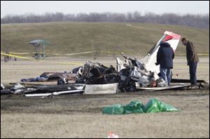 Plan-crash-wreckage-investigators.jpg