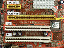 220px-PCI_und_PCIe_Slots.jpg