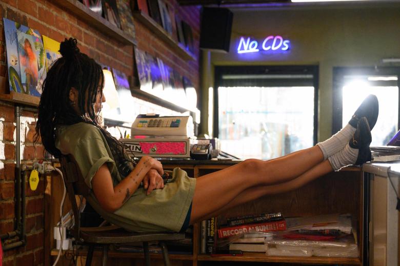 High Fidelity -- Fun Rob - Episode 109 -- It’s A milestone birthday forces Rob to confront her past and the demise of her relationship with Mac. Robyn (Zoë Kravitz), shown. (Photo by: Phillip Caruso/Hulu)