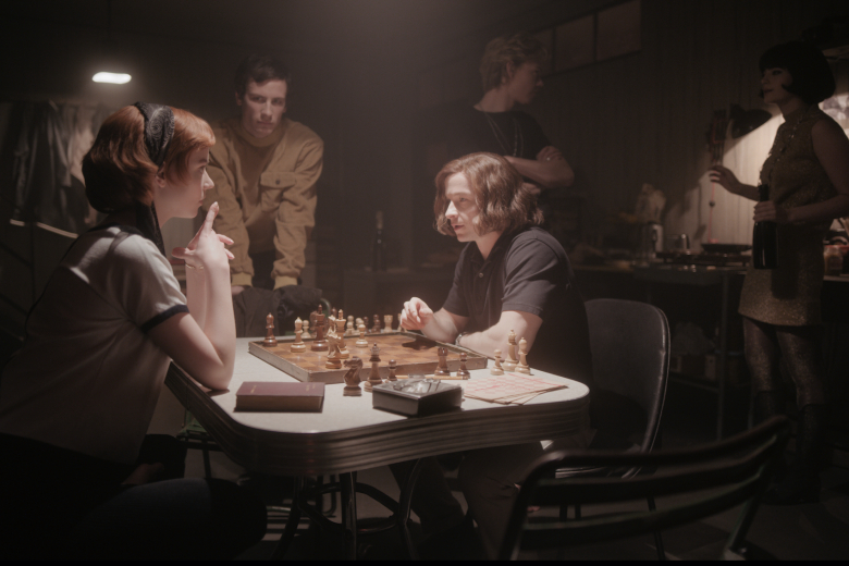 THE QUEEN'S GAMBIT (L to R) ANYA TAYLOR-JOY as BETH HARMON, MAX KRAUSE as LEVERTOV, RYAN WICHERT as WEXLER, THOMAS BRODIE-SANGSTER as BENNY, and MILLIE BRADY as CLEO in episode 106 of THE QUEEN'S GAMBIT Cr. COURTESY OF NETFLIX © 2020