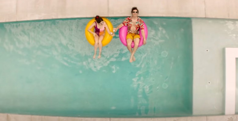 PALM SPRINGS, from left: Cristin Milioti, Andy Samberg, 2020. © Hulu / Courtesy Everett Collection