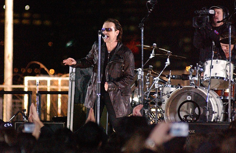 Bono on stage for U2, Empire-Fulton Ferry State Park, New York, NY November 22, 2004. Photo By: Kristin Callahan/Everett Collection