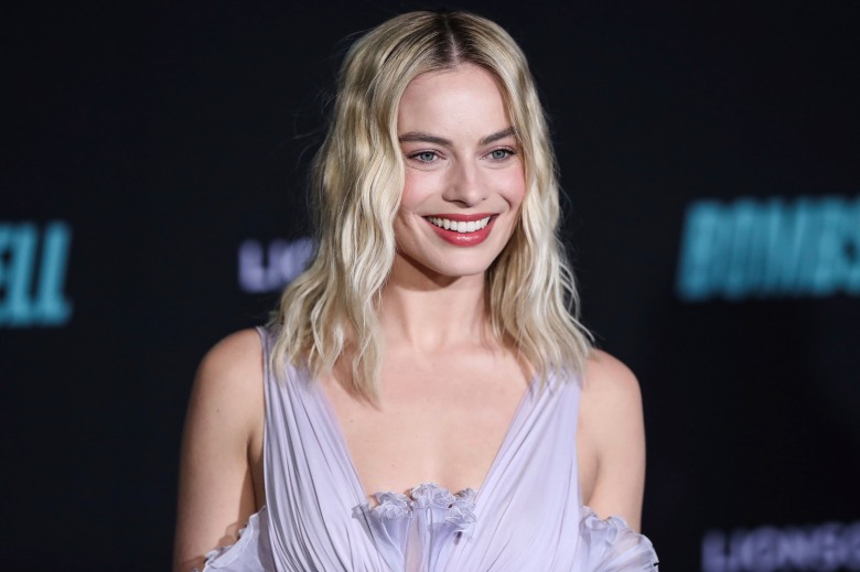 WESTWOOD, LOS ANGELES, CALIFORNIA, USA - DECEMBER 10: Actress Margot Robbie wearing Giambattista Valli Haute Couture arrives at the Los Angeles Special Screening Of Liongate's 'Bombshell' held at the Regency Village Theatre on December 10, 2019 in Westwood, Los Angeles, California, United States. (Photo by Xavier Collin/Image Press Agency/Sipa USA)(Sipa via AP Images)