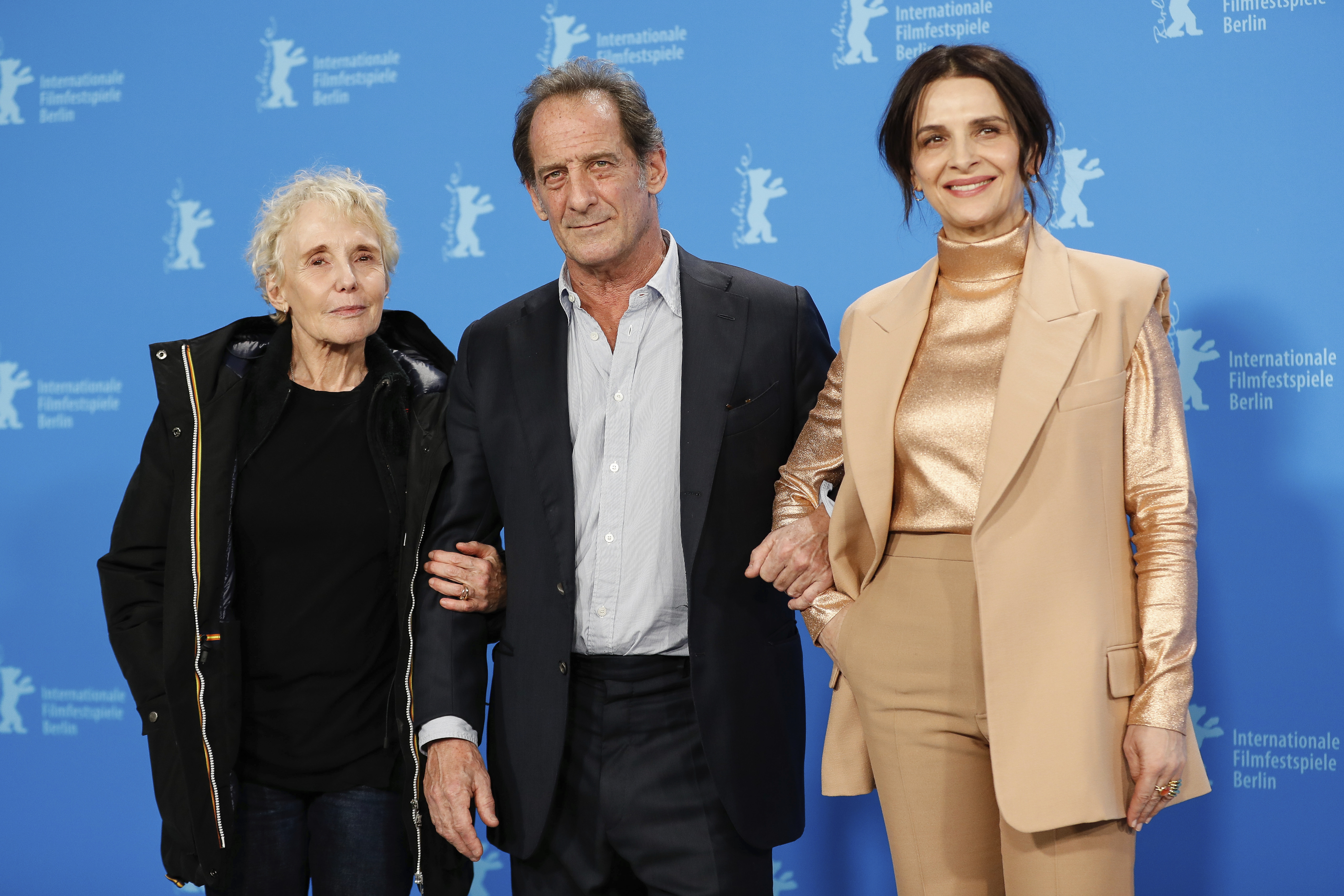 12 February 2022, Berlin: Director Claire Denis (l-r), actor Vincent Lindon and actress Juliette Binoche are at the photocall of the competition film 'AVEC AMOUR ET ACHARNEMENT' (BOTH SIDES OF THE BLADE). The 72nd International Film Festival will be held in Berlin from Feb. 10-20, 2022. Photo by: Gerald Matzka/picture-alliance/dpa/AP Images