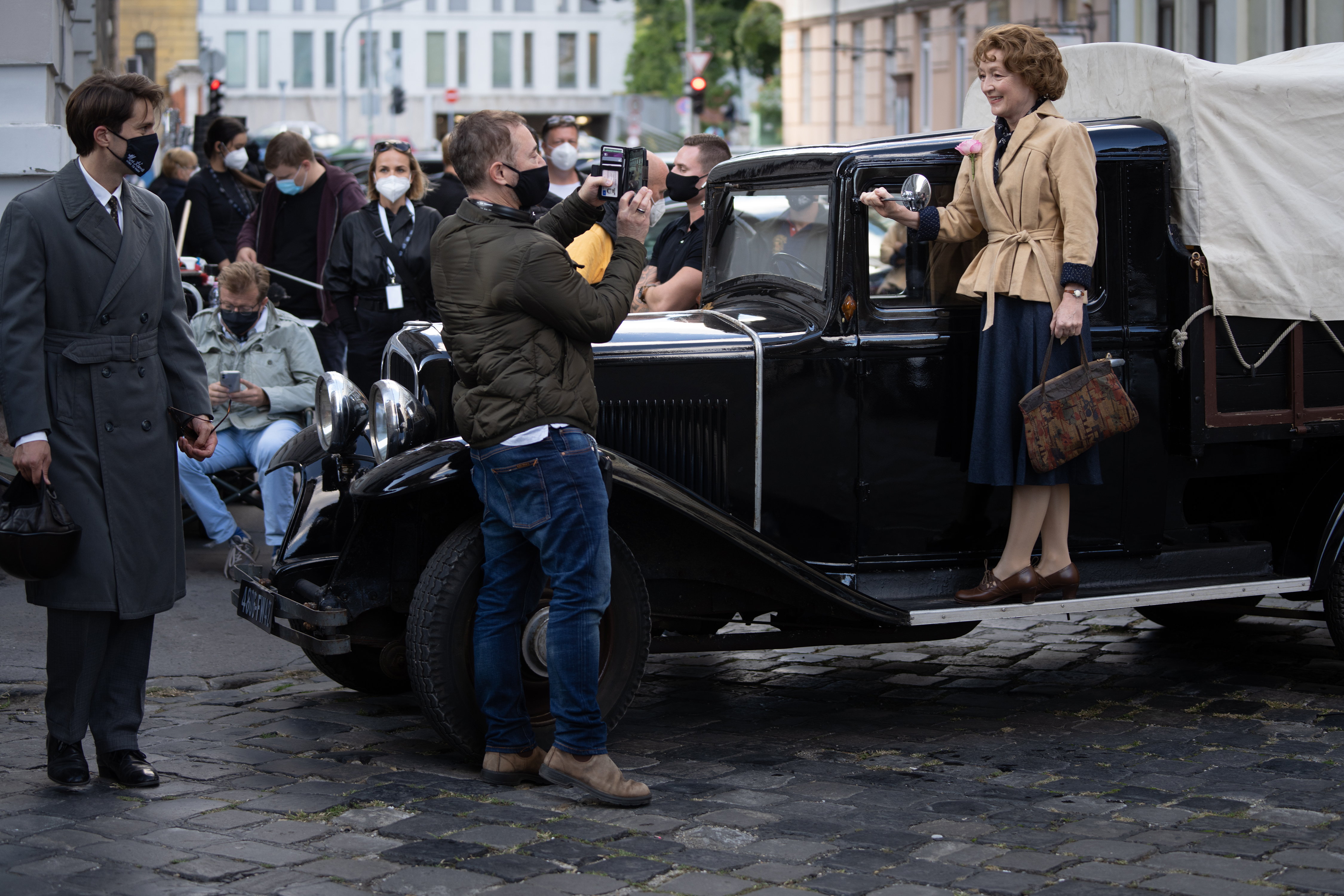 MHP_00219Actor Lucas Bravo, director Tony Fabian and actor Lesley Manville on the set of MRS.HARRIS GOES TO PARIS, a Focus Features release. Credit: Dávid Lukács / © 2021 Ada Films Ltd - Harris Squared Kft