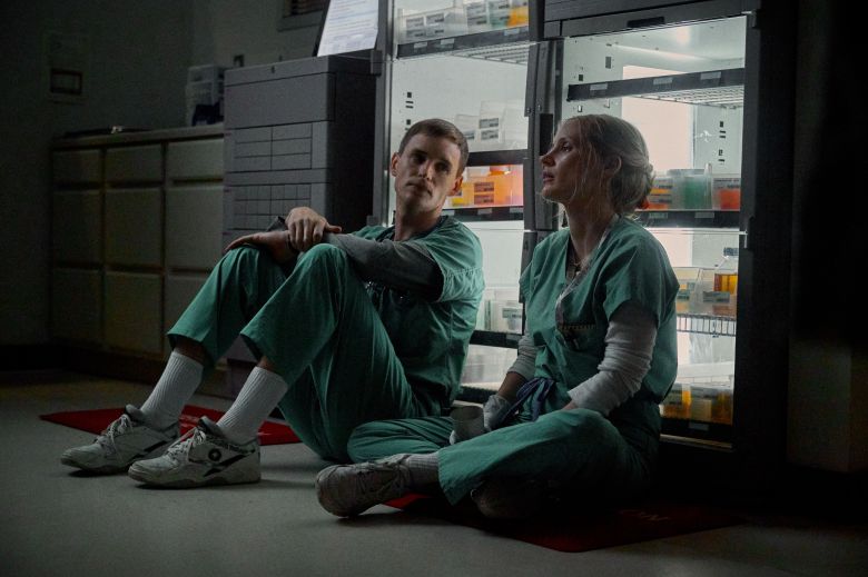 The Good Nurse (2022). L to R: Eddie Redmayne as Charlie Cullen and Jessica Chastain as Amy Loughren. Cr. JoJo Whilden / Netflix