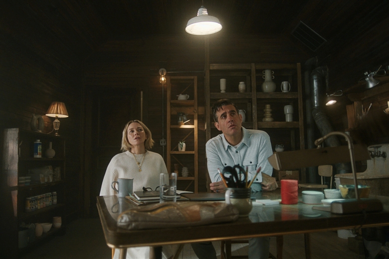 The Watcher. (L to R) Naomi Watts as Nora Brannock, Bobby Cannavale as Dean Brannock in episode 106 of The Watcher. Cr. Courtesy Of Netflix © 2022