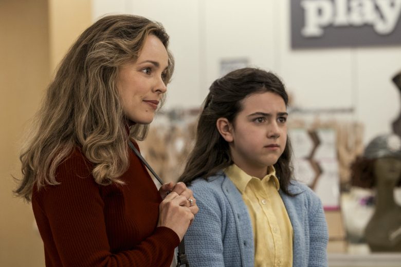 Rachel McAdams as Barbara Dimon and Abby Ryder Fortson as Margaret Simon in Are You There God? It’s Me, Margaret. Photo Credit: Dana Hawley